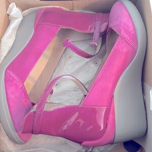 TSUBO Pink suede and patent leather wedge w/8.5 Dallin' Ankle Strap Pump…